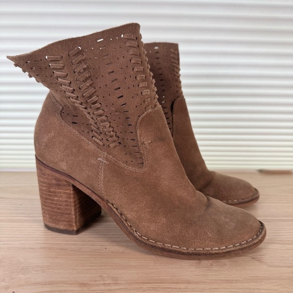Dolce Vita Shoes - Dolce Vita Landon Brown Suede Woven Heeled Booties size 7